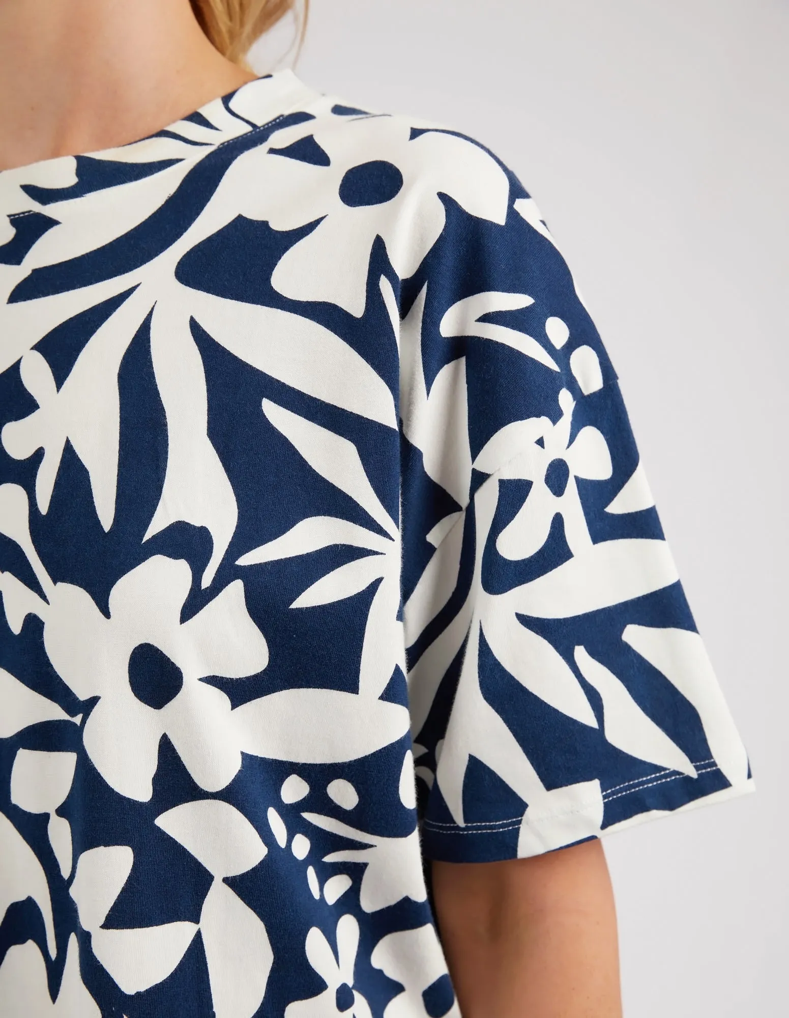 Stencil Floral Tee Naval Blue Floral